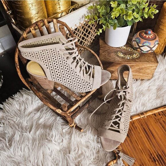 Marc Fisher Satire Lace Up Suede Leather Sandal. - Picture 9 of 14